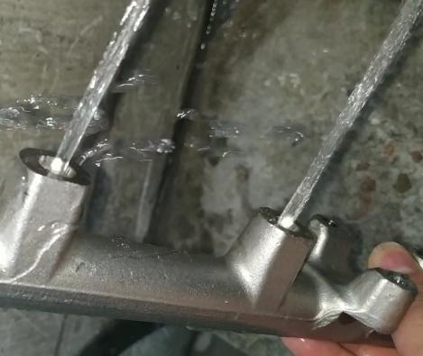 測試燃油共軌管，看用斯曼克水粒流去毛刺前后有何區(qū)別？